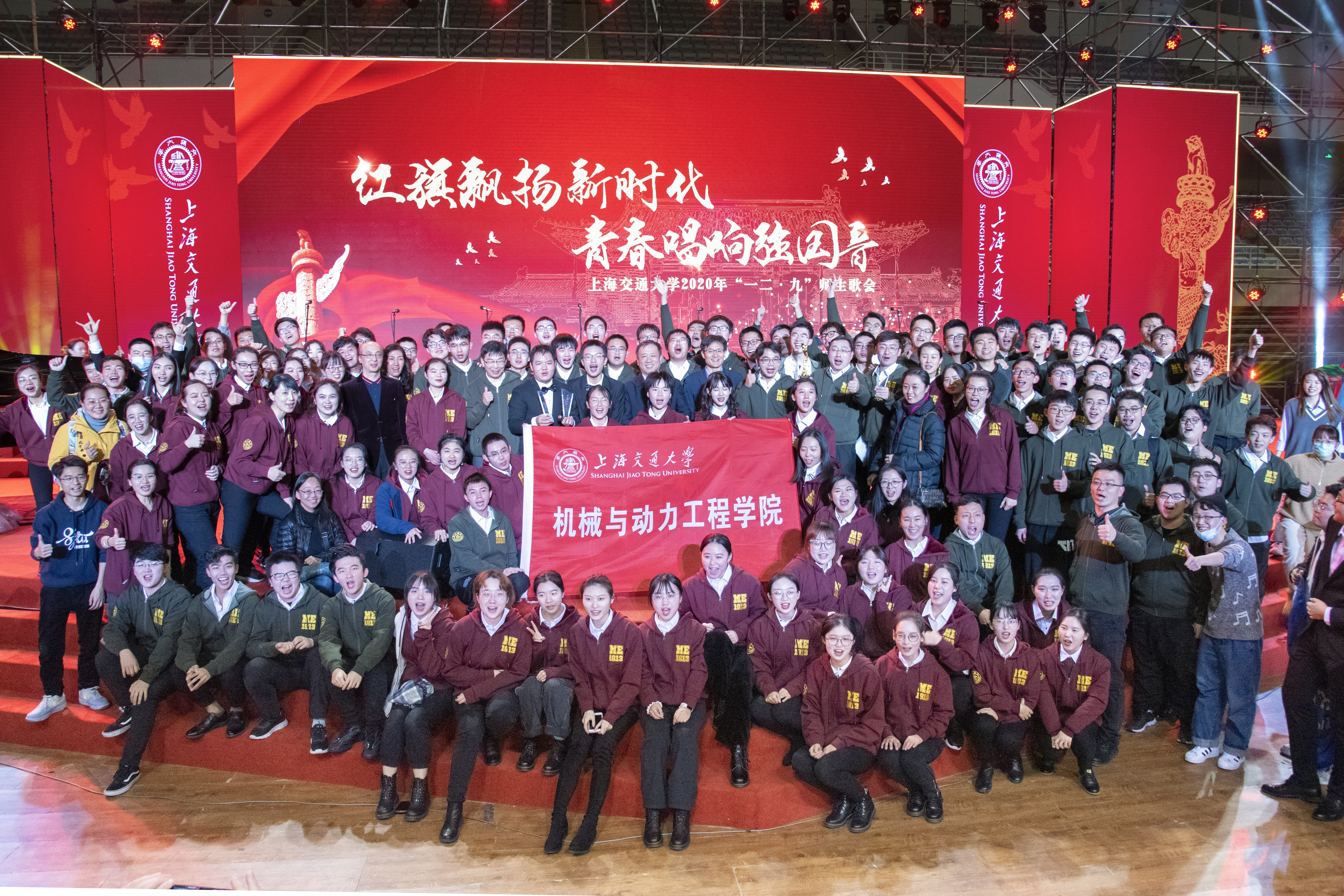 20. 师生合唱团获校“一二·九”歌会金奖.jpg