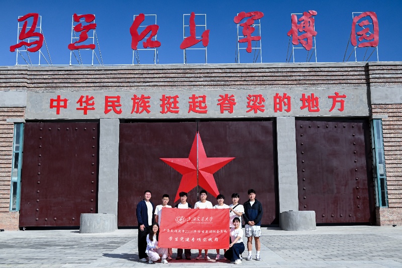 图4 军博园合影_resized.jpg