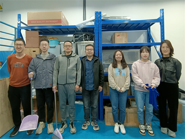 图3 工热所董威老师课题组学生党员清扫beat365中文官方网站C楼152实验室合影.jpg