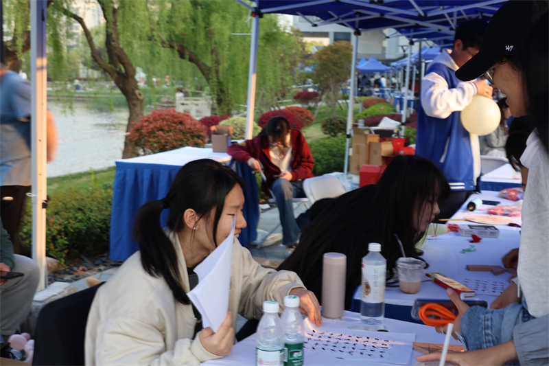 图三 小朋友尝试数字华容道.jpg