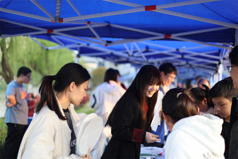 图五 参与者和秘书处成员进行互动问答.jpg