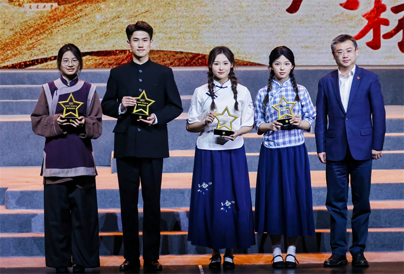 图4 胡正峰同学获最佳演员奖.jpg