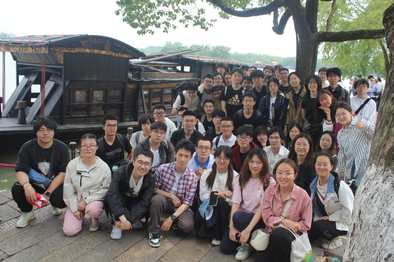 图4 红船前合影_resized.JPG