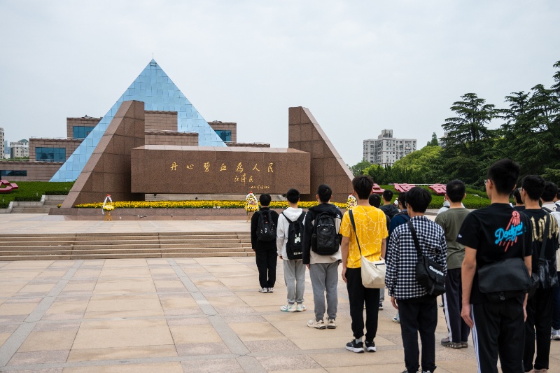 图3 肃立献花 _resized.jpg