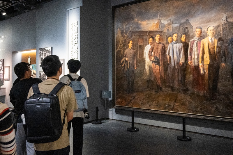 图4 参观纪念馆_resized.jpg