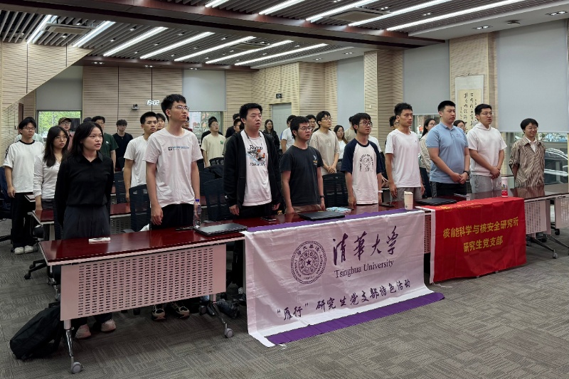 图2 全体奏唱国歌_resized.jpg