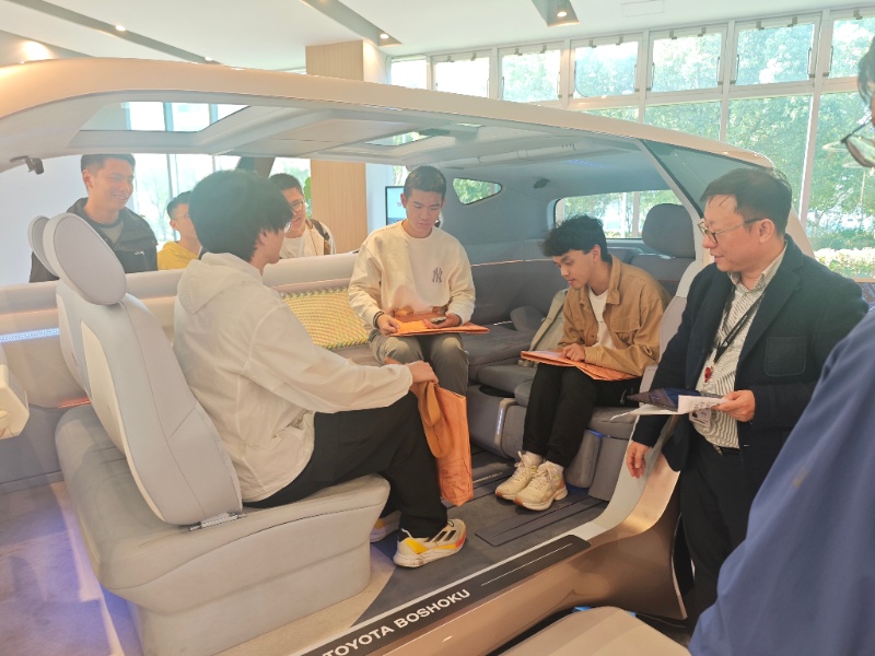 图片19 同学们体验MX OASIS样车_resized.jpg