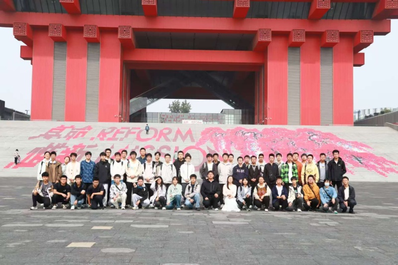 图片4：工科平台2501与2502师生在中华艺术宫前集体合影_resized.jpg