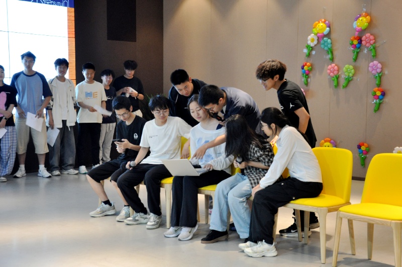 1780301141773438.jpg 图二 同学节目表演_resized.jpg